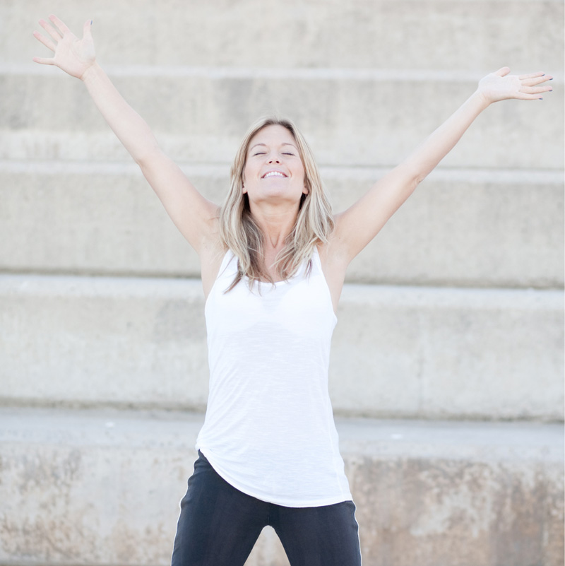 Frau streckt sich freudig